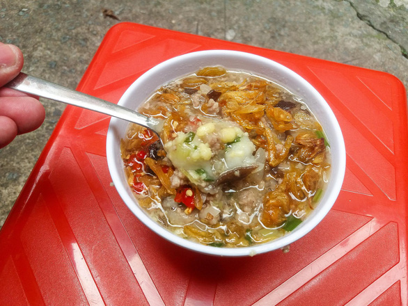 Bánh đúc nóng hẻm cụt: Món quê giờ thành street-food Sài Gòn - Ảnh 3.