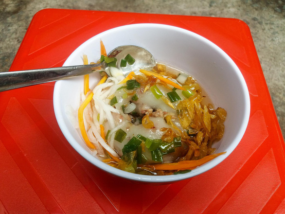 Bánh đúc nóng hẻm cụt: Món quê giờ thành street-food Sài Gòn - Ảnh 4.