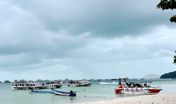 Phú Quốc: Nhiều dịch vụ du lịch tạm ngưng phục vụ khách do mưa bão - Ảnh 1. Phú Quốc: Nhiều dịch vụ du lịch tạm ngưng phục vụ khách do mưa bão - Ảnh 1.