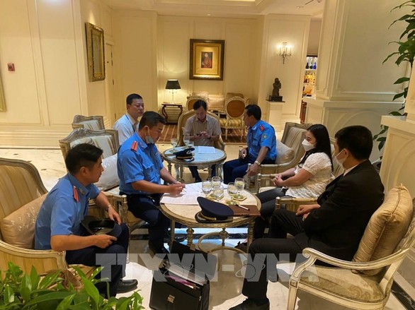 Chặt chém khách nước ngoài, lái xe taxi phải trả lại tiền và xin lỗi - Ảnh 1. Chặt chém khách nước ngoài, lái xe taxi phải trả lại tiền và xin lỗi - Ảnh 1.