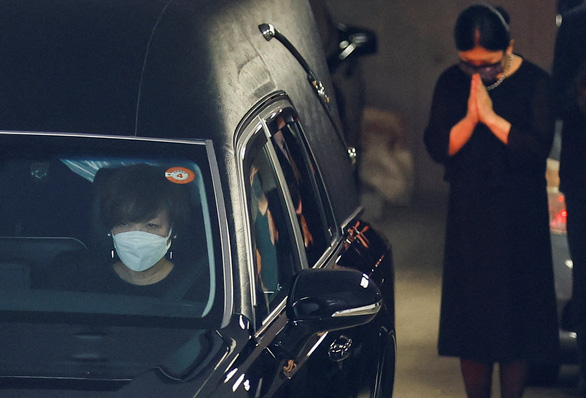 Thi thể cố thủ tướng Nhật Bản Abe Shinzo đã được đưa đến chùa Zojoji - Ảnh 1.