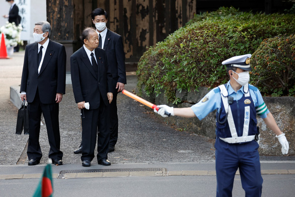 Thi thể cố thủ tướng Nhật Bản Abe Shinzo đã được đưa đến chùa Zojoji - Ảnh 5.