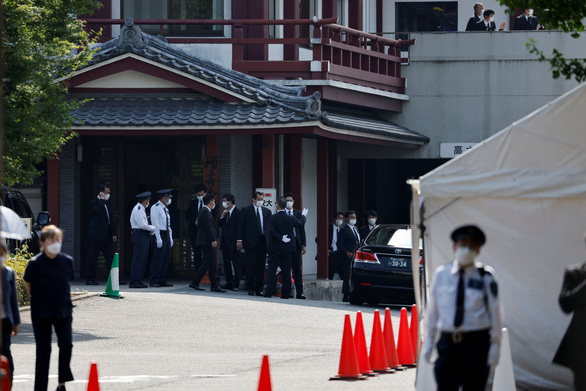Thi thể cố thủ tướng Nhật Bản Abe Shinzo đã được đưa đến chùa Zojoji - Ảnh 8.