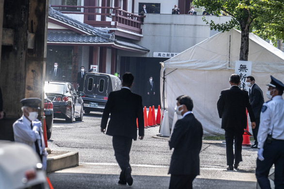 Thi thể cố thủ tướng Nhật Bản Abe Shinzo đã được đưa đến chùa Zojoji - Ảnh 3.