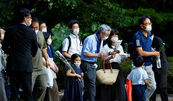 Thi thể cố thủ tướng Nhật Bản Abe Shinzo đã được đưa đến chùa Zojoji - Ảnh 4.