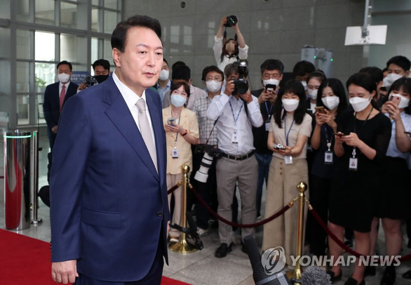 Dịch COVID-19 nóng trở lại, tổng thống Hàn Quốc dừng họp báo trực tiếp - Ảnh 1.