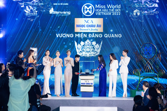 Thùy Tiên, Quang Linh Vlog trao tặng giếng ở châu Phi; Hoa hậu Trái đất sang Việt Nam làm giám khảo - Ảnh 3.