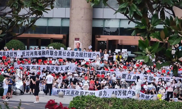 Hàng ngàn người Trung Quốc biểu tình vì ngân hàng không cho rút tiền nhiều tháng qua - Ảnh 1.