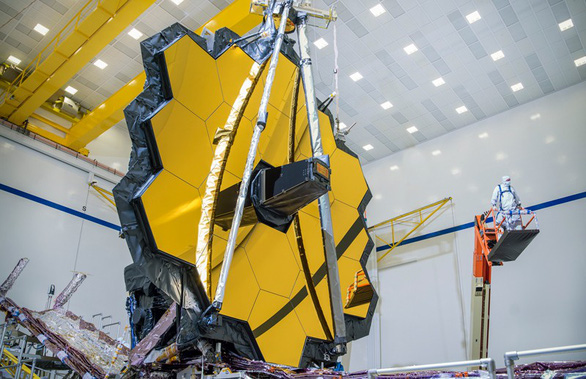 Các vi hạt bất ngờ tấn công kính thiên văn James Webb 11 tỉ USD - Ảnh 1.