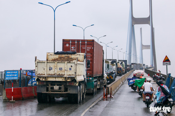 Chiều 12-7, xe container ‘cà nhích’ trên cầu Phú Mỹ hướng về Thủ Đức - Ảnh 3.