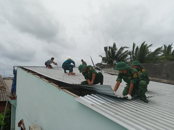 Hỗ trợ người dân bị thiệt hại do mưa, bão - Ảnh 1.