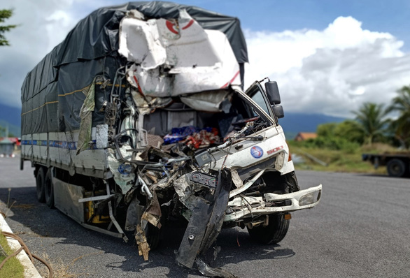 Khởi tố tài xế xe tải tông vào đuôi xe khách làm 3 người chết, 11 người bị thương - Ảnh 1.