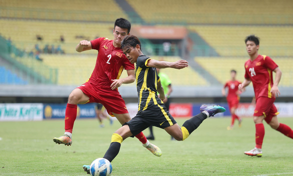 U19 Việt Nam tan mộng vô địch sau thất bại 0-3 trước Malaysia - Ảnh 1.