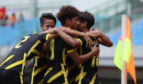 U19 Việt Nam tan mộng vô địch sau thất bại 0-3 trước Malaysia - Ảnh 2.