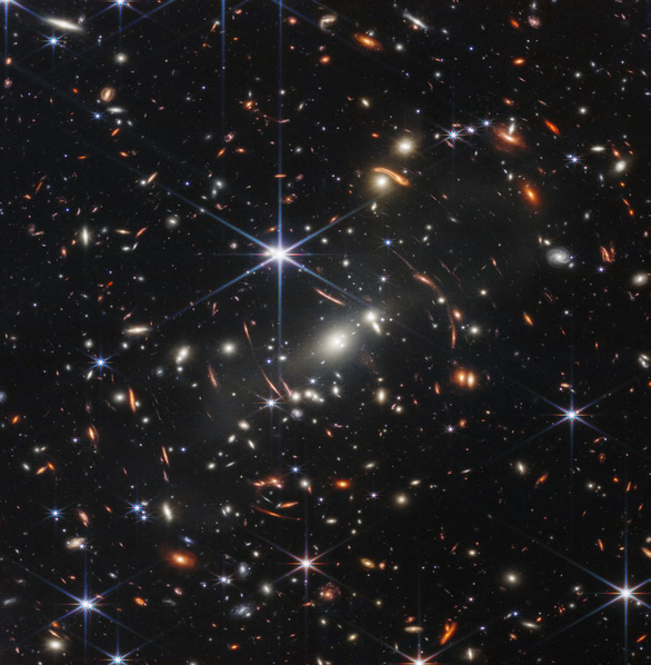 Các vi hạt bất ngờ tấn công kính thiên văn James Webb 11 tỉ USD - Ảnh 2.