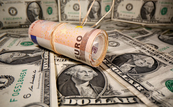 Euro - USD ngang giá: Giúp giảm lạm phát ở Mỹ, khách du lịch được ‘giảm giá’ 15% - Ảnh 1.