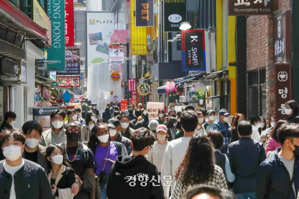 Hàn Quốc không giãn cách xã hội, chấp nhận ‘sống chung’ với làn sóng COVID-19 mới - Ảnh 2.