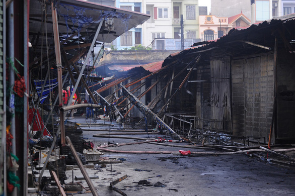 Cháy chợ ở Bắc Ninh, 120 gian hàng bị thiêu rụi, thiệt hại hơn 33 tỉ đồng - Ảnh 2.