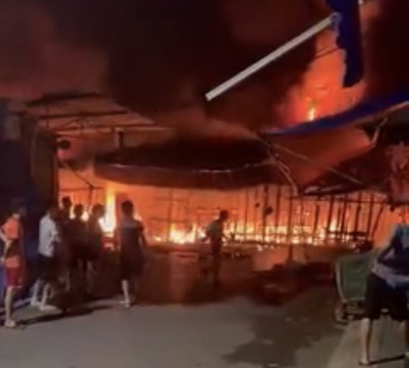 Cháy chợ ở Bắc Ninh, 120 gian hàng bị thiêu rụi, thiệt hại hơn 33 tỉ đồng - Ảnh 1.