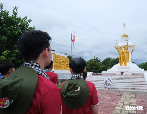 Dâng hương, dâng hoa tại tượng đài Tình đoàn kết liên minh chiến đấu Việt - Lào - Ảnh 1.