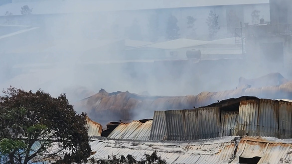 Kho xưởng ở Bình Chánh bị cháy sau 4 ngày vẫn còn nghi ngút khói - Ảnh 2.