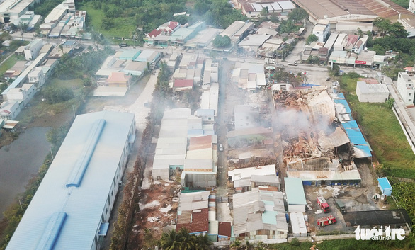 Kho xưởng ở Bình Chánh bị cháy sau 4 ngày vẫn còn nghi ngút khói - Ảnh 1.