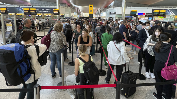 Sân bay Heathrow lần đầu tiên giới hạn số lượng hành khách mỗi ngày - Ảnh 1.