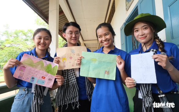 Thương lắm Lào ơi qua những tranh vẽ tặng chiến sĩ tình nguyện TP.HCM - Ảnh 1.