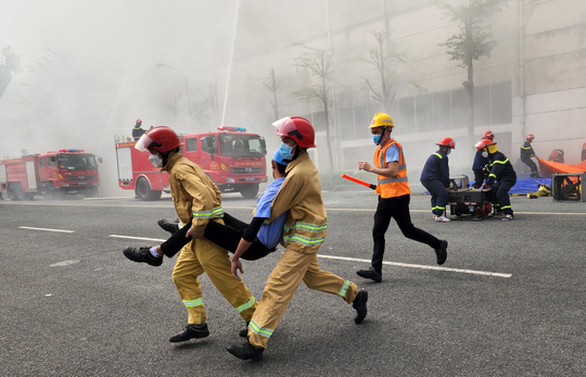 Hơn 1.000 người diễn tập xử lý cháy, nổ ở khu công nghiệp - Ảnh 1.