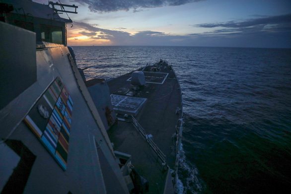 Tàu chiến Mỹ lại thách thức Trung Quốc trên Biển Đông - Ảnh 1.