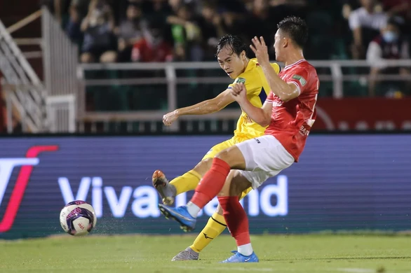 CLB TP.HCM – CLB HAGL (hiệp 1) 0-2: Văn Thanh ghi bàn từ chấm phạt đền - Ảnh 1.