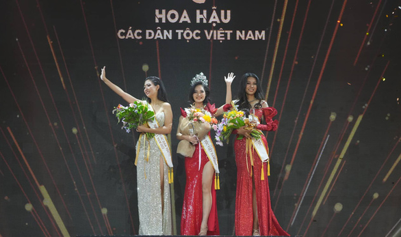 Nông Thúy Hằng - cô gái dân tộc Tày - đoạt vương miện Hoa hậu các dân tộc Việt Nam 2022 - Ảnh 2.