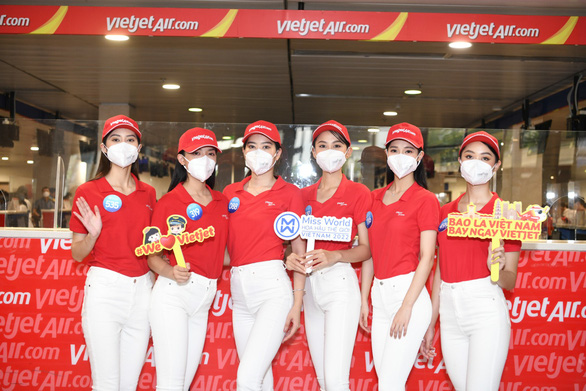 Top 38 Miss World Vietnam 2022 bất ngờ đổ bộ sân bay - Ảnh 1.
