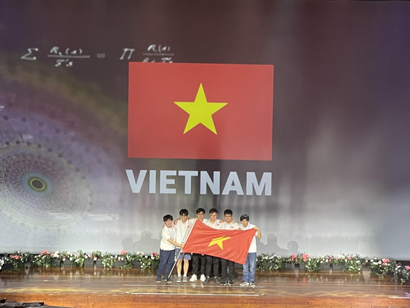 Thứ hạng của Việt Nam trong cuộc thi Olympic toán quốc tế 10 năm qua ra sao? - Ảnh 1.