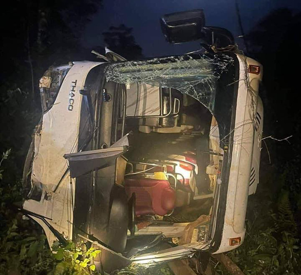 Xe chở khách du lịch bị lật trong đêm ở Vườn quốc gia Xuân Sơn, 3 người tử vong, 10 người bị thương - Ảnh 2.