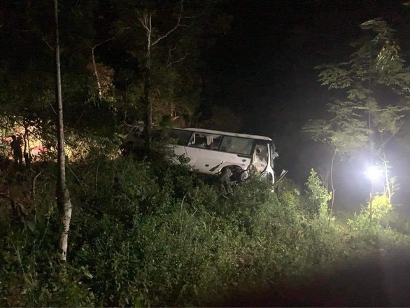 Xe chở khách du lịch bị lật trong đêm ở Vườn quốc gia Xuân Sơn, 3 người tử vong, 10 người bị thương - Ảnh 1.