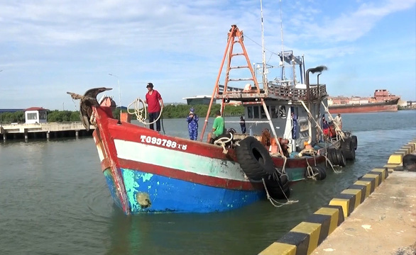 Cảnh sát biển bắt tàu chở 90.000 lít dầu không rõ nguồn gốc - Ảnh 1.