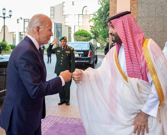 Ông Biden nổi giận khi bị vặn hỏi về vụ cụng tay với thái tử Saudi Arabia - Ảnh 2.