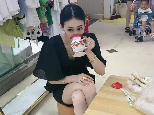 Cô gái gây sốc chỉ vì cầm một chiếc bình ngồi uống nước - Ảnh 1. Cô gái gây sốc chỉ vì cầm một chiếc bình ngồi uống nước - Ảnh 1.