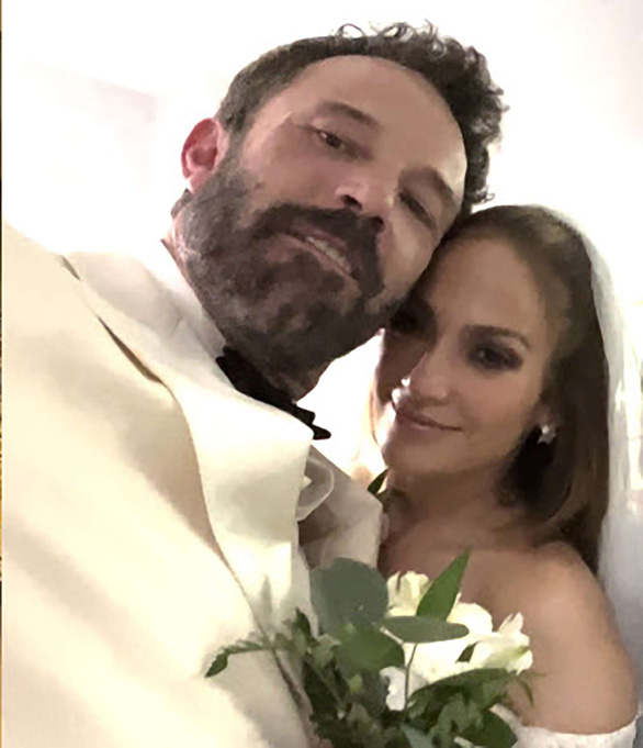 Sau 20 năm, cuối cùng Jennifer Lopez đã cưới diễn viên Ben Affleck - Ảnh 2.
