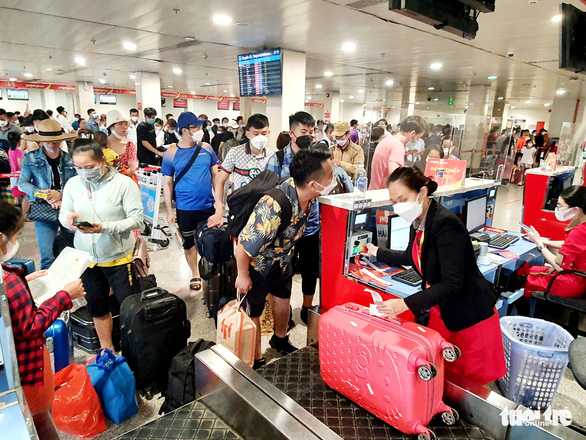 Né đông đúc ở sân bay, khách chi thêm tiền check-in nhanh - Ảnh 1.