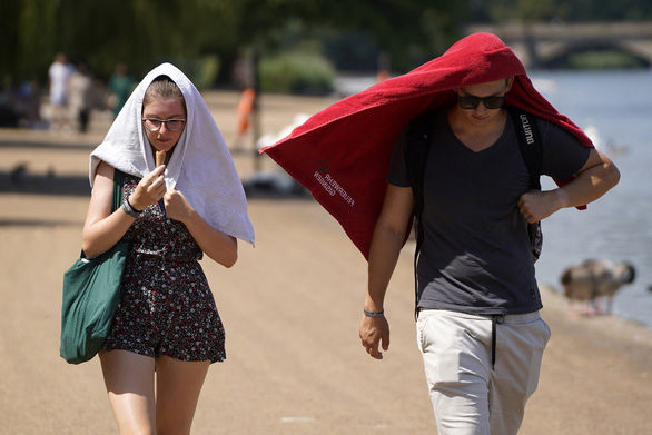 Nắng nóng chạm mốc kỷ lục 40 độ C ở Anh, Pháp - Ảnh 1.