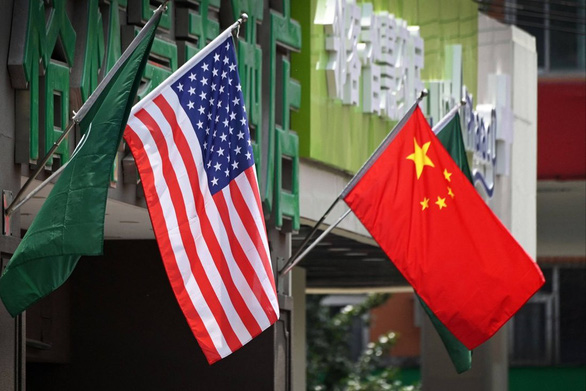 Nhờ lạm phát cao, Mỹ nới rộng khoảng cách kinh tế với Trung Quốc - Ảnh 1.