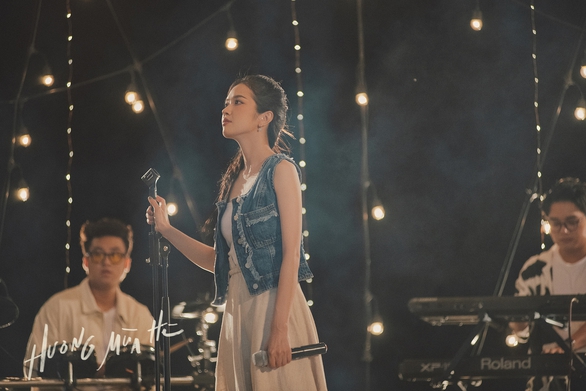 Tlinh gia nhập ban nhạc Hương Mùa Hè, không rap mà hát Người hãy quên em đi cực mượt - Ảnh 6. Tlinh gia nhập ban nhạc Hương Mùa Hè, không rap mà hát Người hãy quên em đi cực mượt - Ảnh 6.