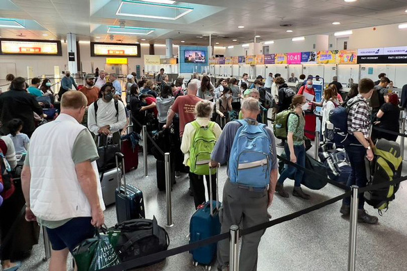 Nóng kinh hoàng ở châu Âu: Nhiều sân bay hỗn loạn, hành khách ngất xỉu - Ảnh 1.