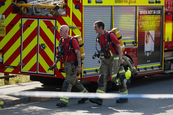 Lính cứu hỏa Anh hiện nhận 2.600 cuộc gọi báo cháy/ngày - Ảnh 2.