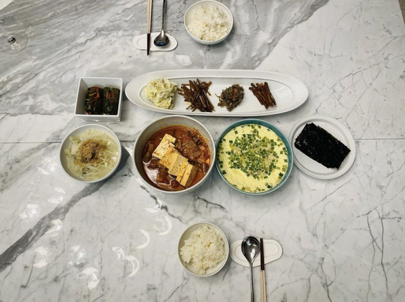 Điểm mặt những món ngon mà Son Ye Jin khoe tài nấu nướng - Ảnh 2.