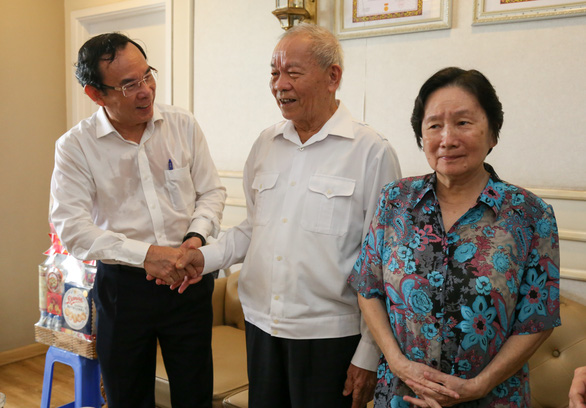 Bí thư Nguyễn Văn Nên thăm thuyền trưởng Tàu không số huyền thoại - Ảnh 1.