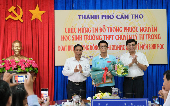 Cần Thơ khen thưởng học sinh giành huy chương Olympic sinh học quốc tế - Ảnh 1.