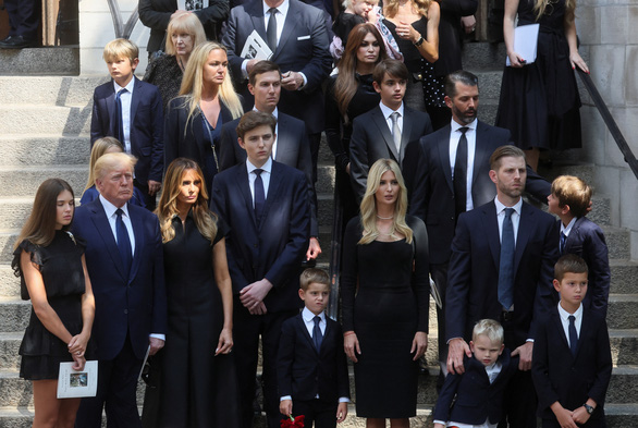 Ông Trump và các con cùng có mặt trong tang lễ bà Ivana Trump - Ảnh 1.